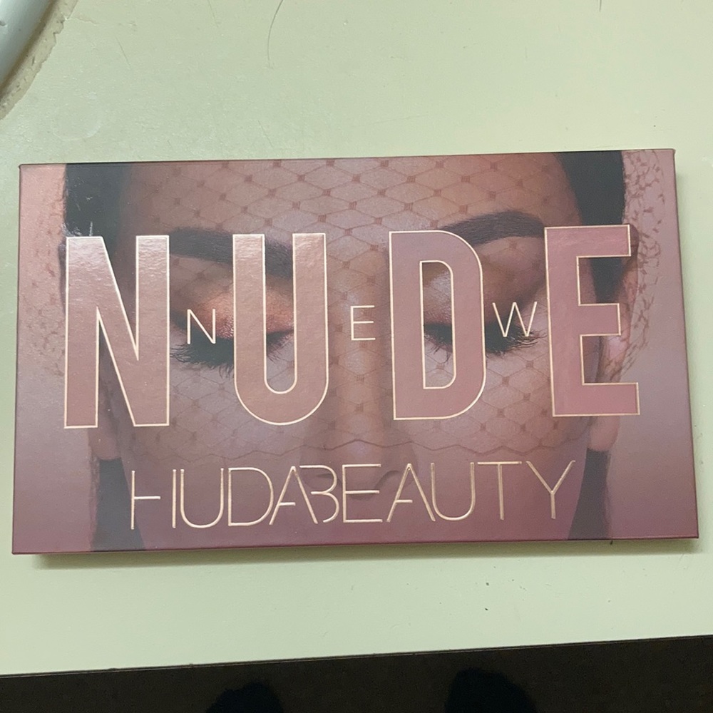 New Nude Huda Beauty Eyeshadow Palette